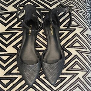 Women’s Express Black Textured Pointed Toe Ankle Strap Flats Size 6